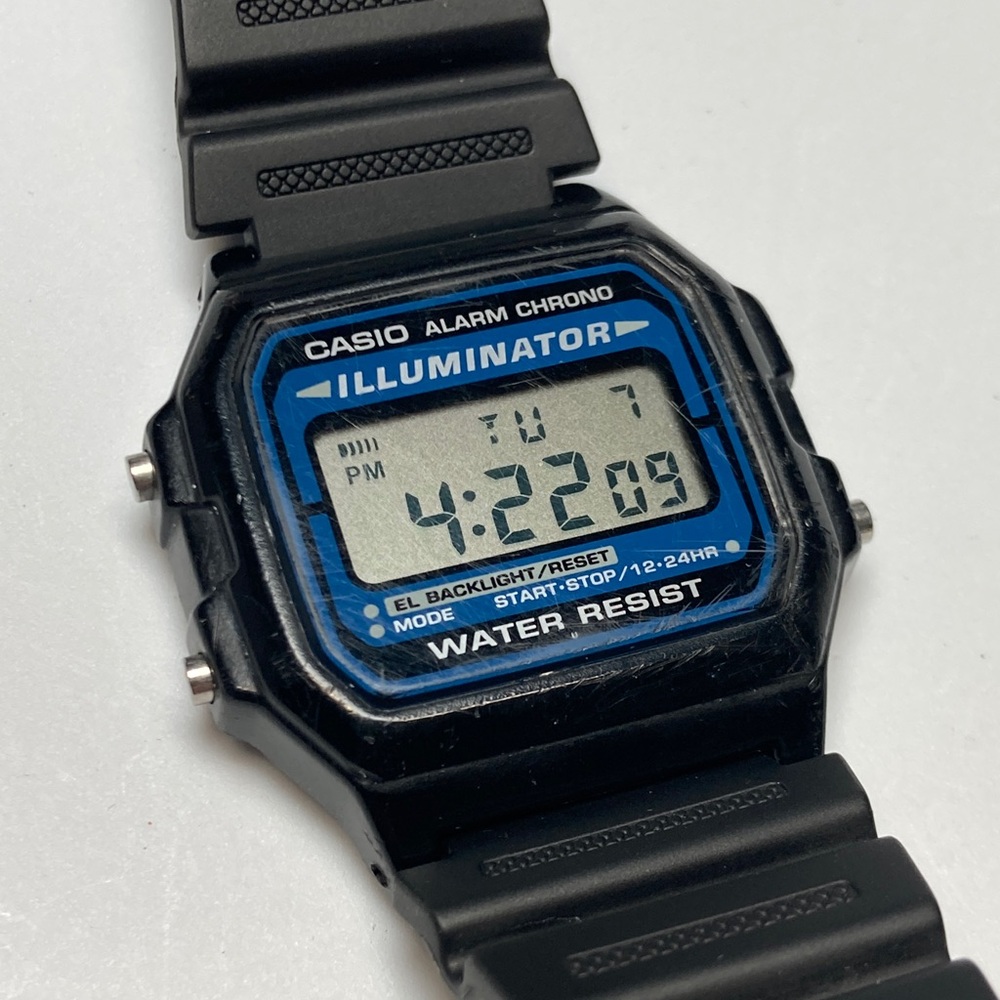 Casio vintage F-105 digital watch, working battery, light works, alarm, chrono